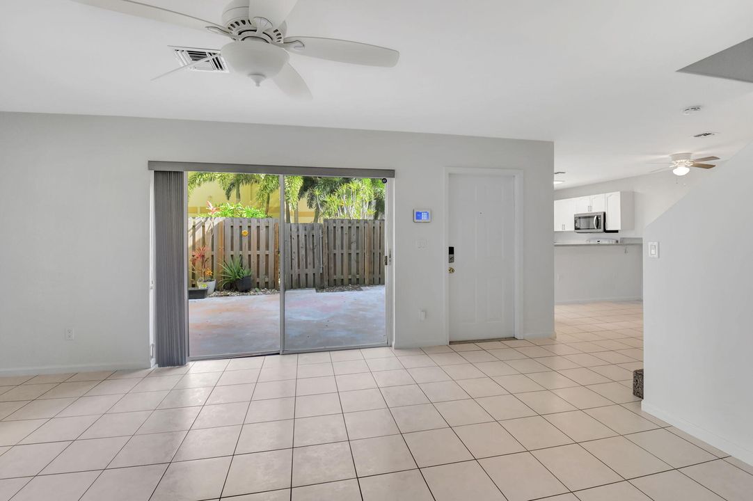 For Sale: $309,000 (2 beds, 2 baths, 1272 Square Feet)