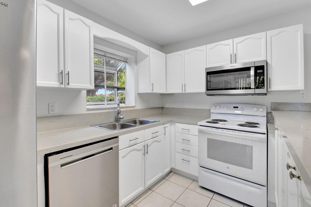 For Sale: $309,000 (2 beds, 2 baths, 1272 Square Feet)