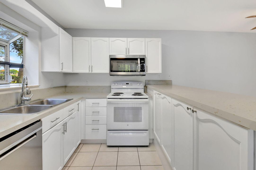 For Sale: $309,000 (2 beds, 2 baths, 1272 Square Feet)