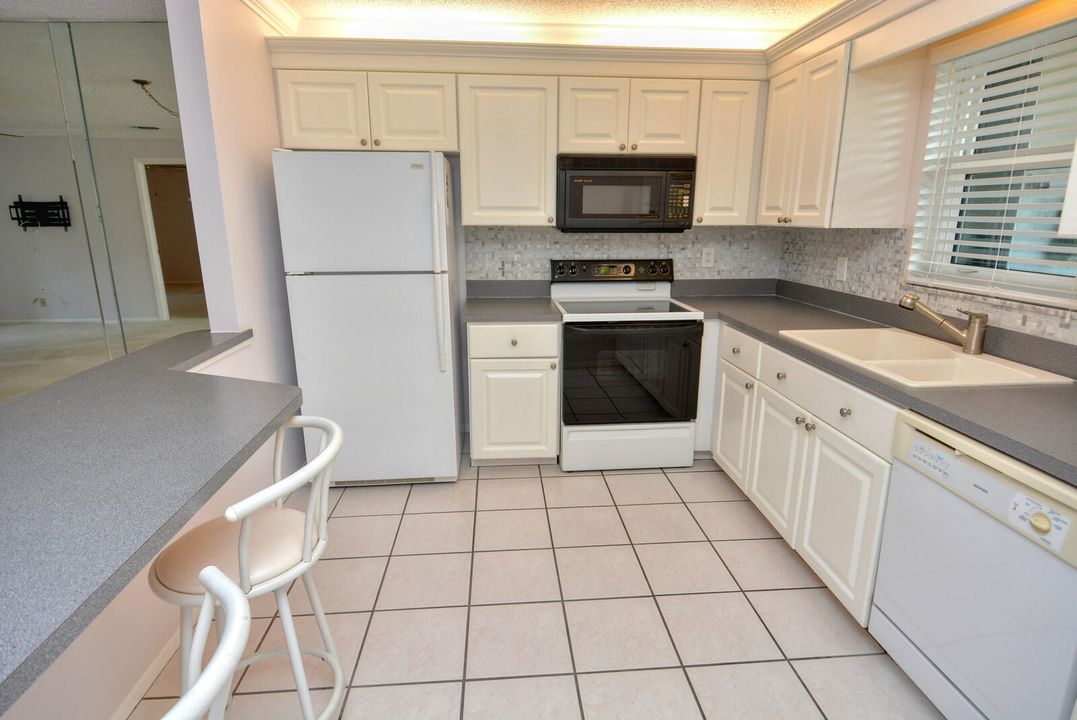 For Sale: $225,000 (2 beds, 2 baths, 1084 Square Feet)