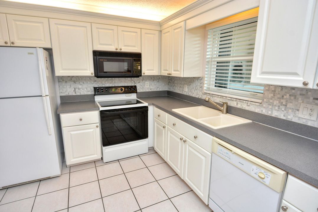 For Sale: $225,000 (2 beds, 2 baths, 1084 Square Feet)