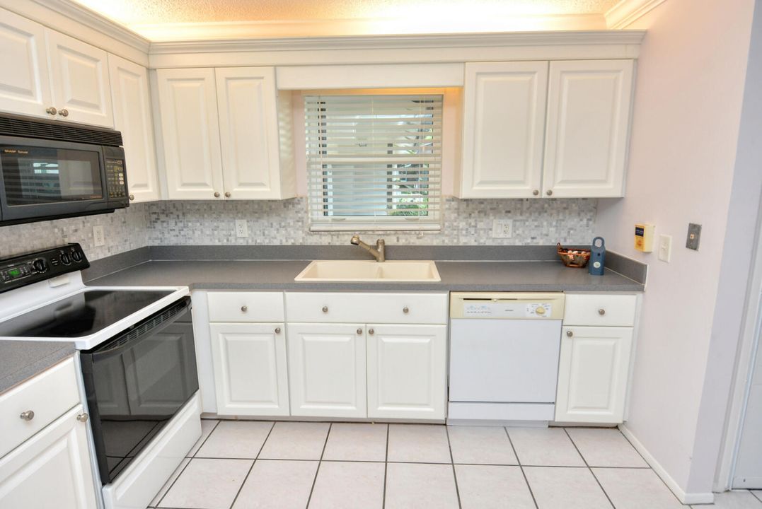 For Sale: $225,000 (2 beds, 2 baths, 1084 Square Feet)