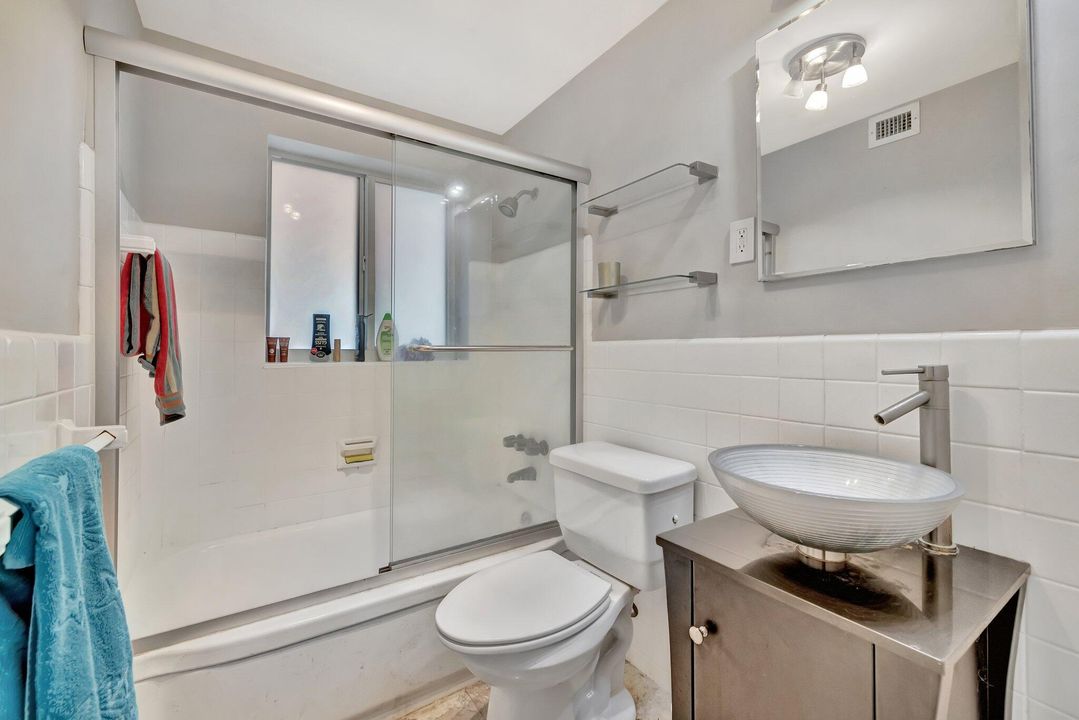 For Sale: $279,000 (1 beds, 1 baths, 620 Square Feet)