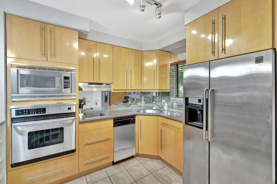 For Sale: $279,000 (1 beds, 1 baths, 620 Square Feet)