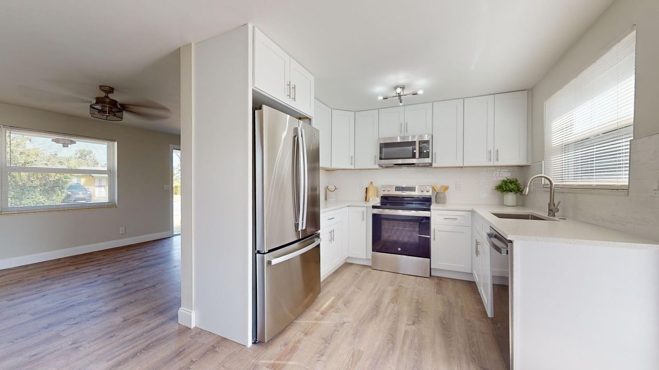 For Sale: $329,000 (2 beds, 1 baths, 858 Square Feet)