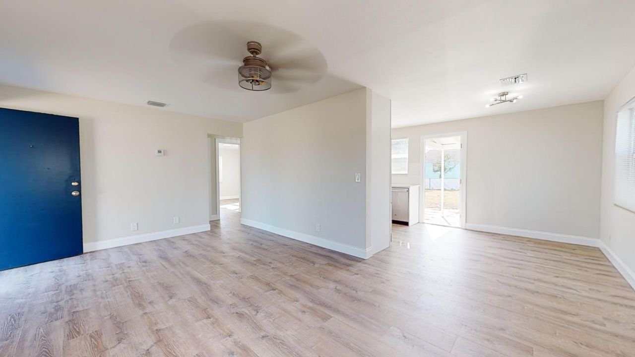 For Sale: $329,000 (2 beds, 1 baths, 858 Square Feet)