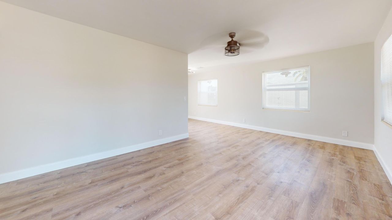 For Sale: $329,000 (2 beds, 1 baths, 858 Square Feet)