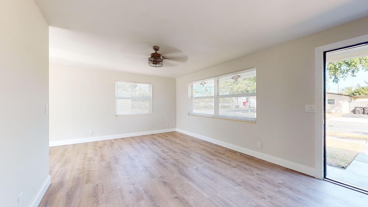 For Sale: $329,000 (2 beds, 1 baths, 858 Square Feet)