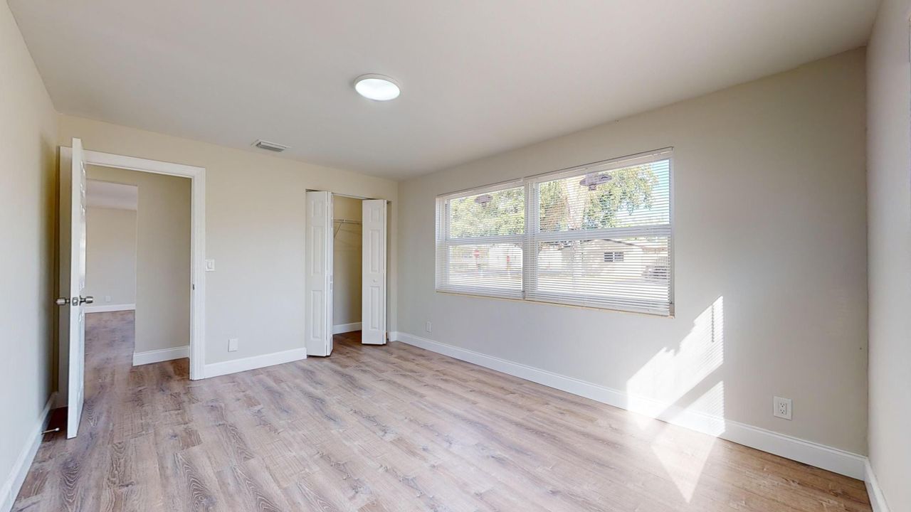 For Sale: $329,000 (2 beds, 1 baths, 858 Square Feet)