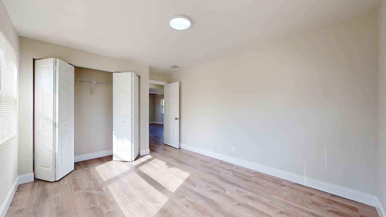 For Sale: $329,000 (2 beds, 1 baths, 858 Square Feet)