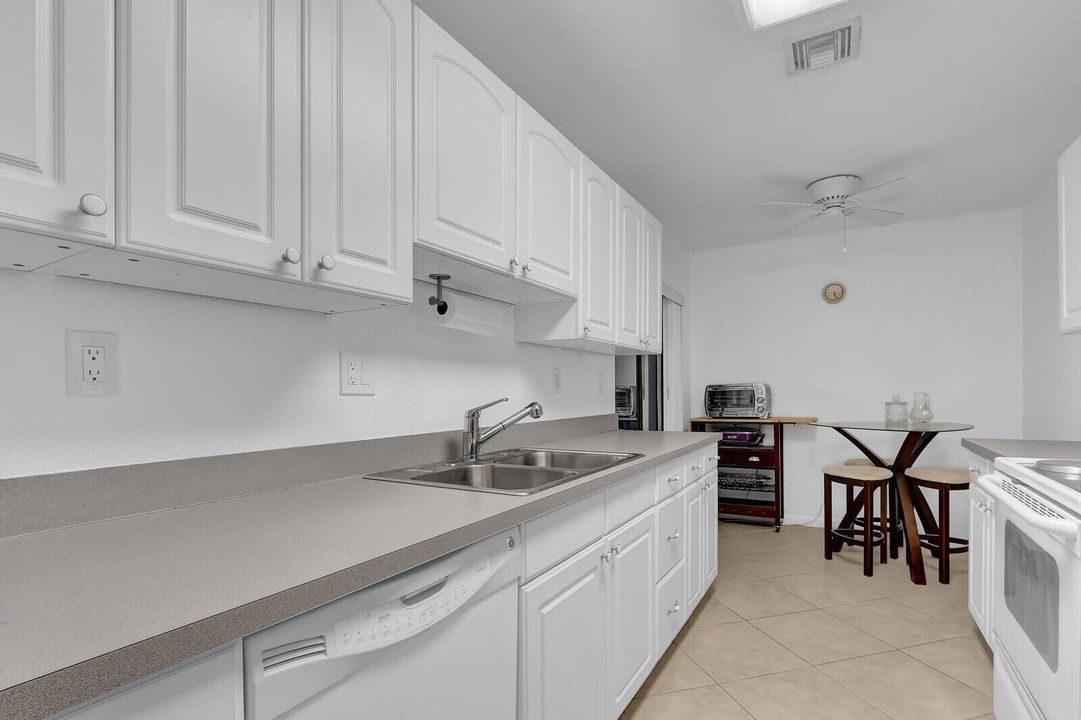 For Sale: $224,900 (2 beds, 2 baths, 1337 Square Feet)