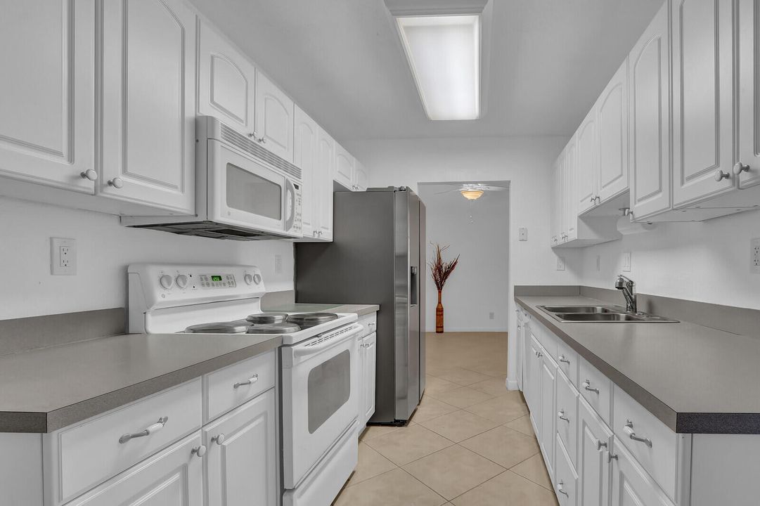 For Sale: $224,900 (2 beds, 2 baths, 1337 Square Feet)