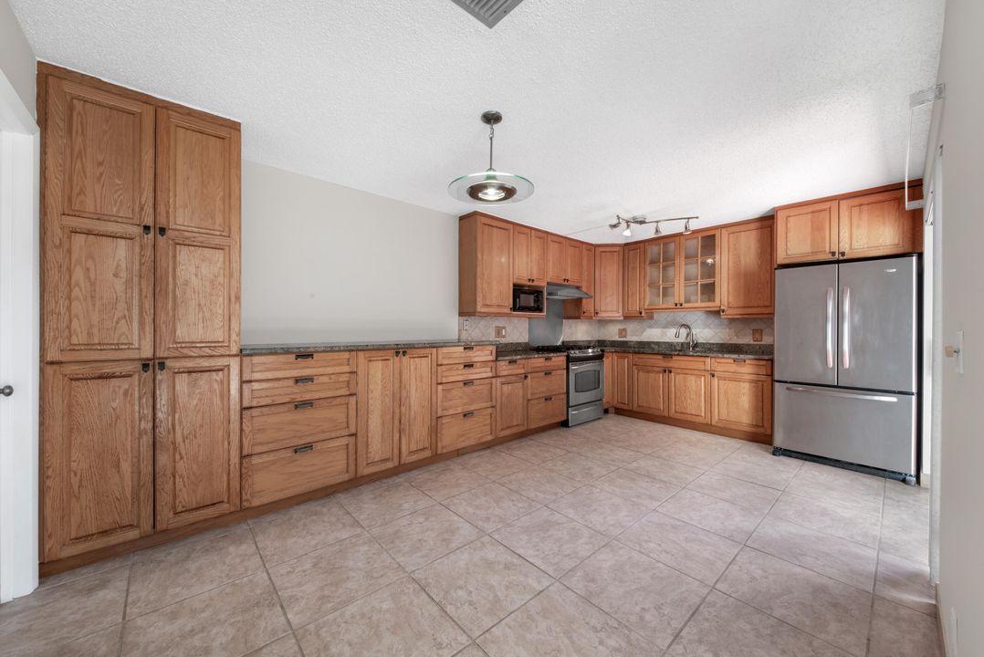 For Sale: $299,900 (2 beds, 2 baths, 1232 Square Feet)