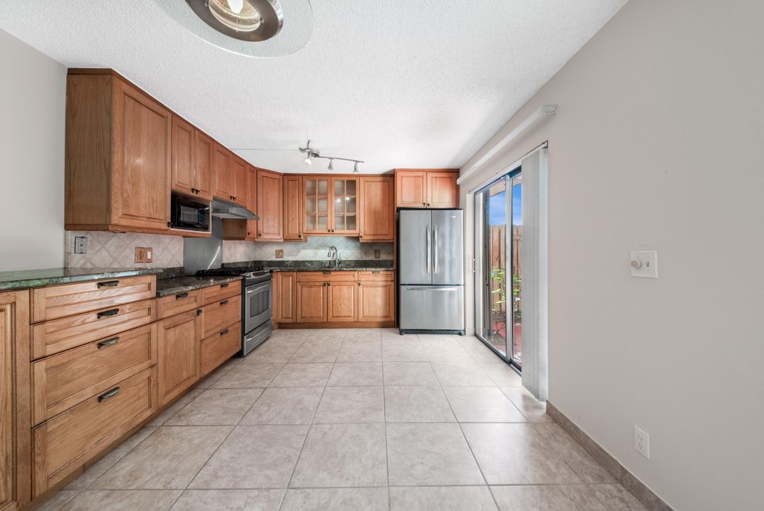 For Sale: $299,900 (2 beds, 2 baths, 1232 Square Feet)