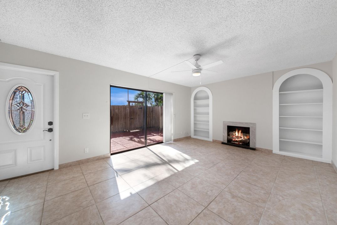 For Sale: $299,900 (2 beds, 2 baths, 1232 Square Feet)