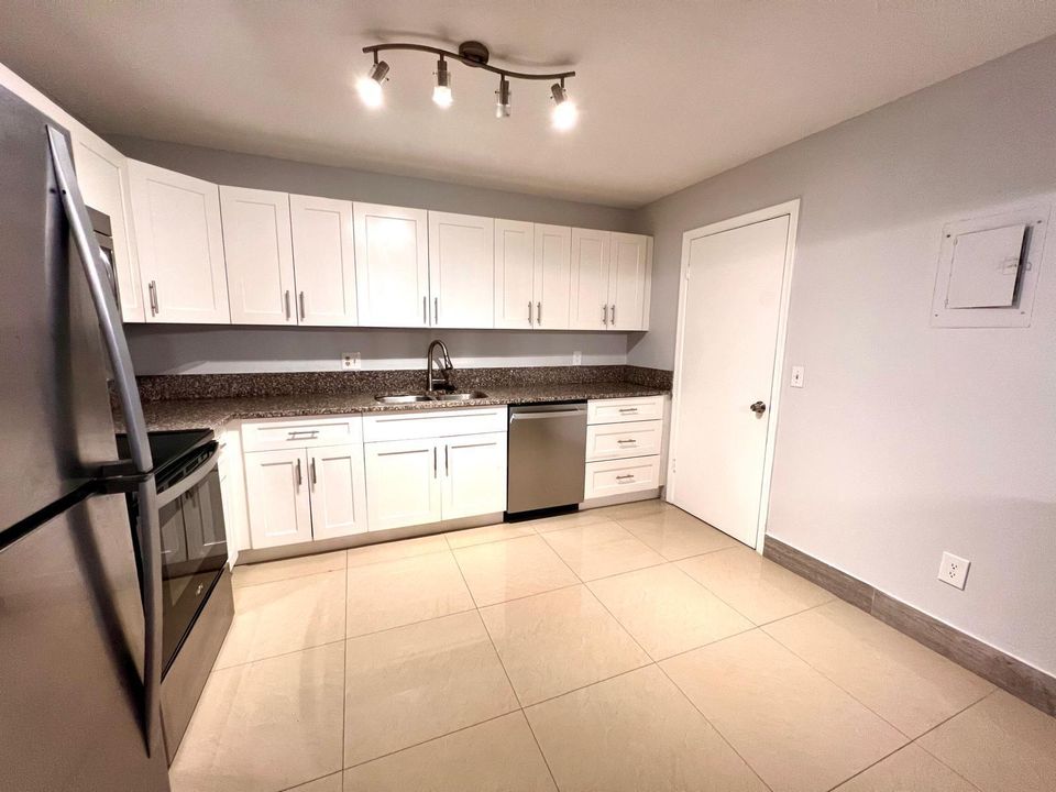 For Rent: $1,150 (1 beds, 1 baths, 1243 Square Feet)