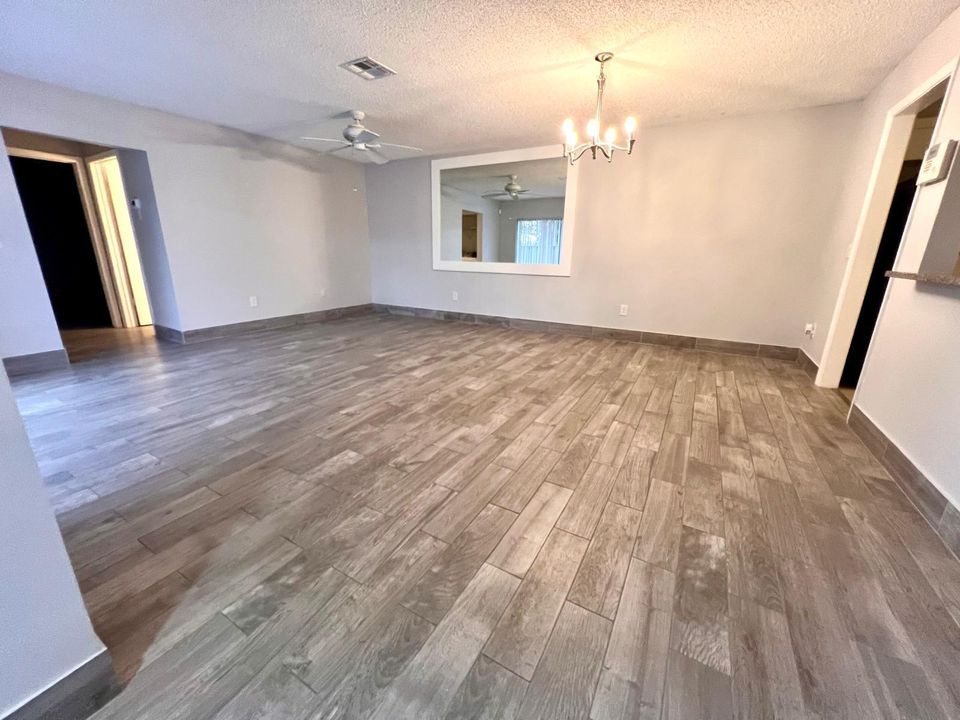 For Rent: $1,150 (1 beds, 1 baths, 1243 Square Feet)