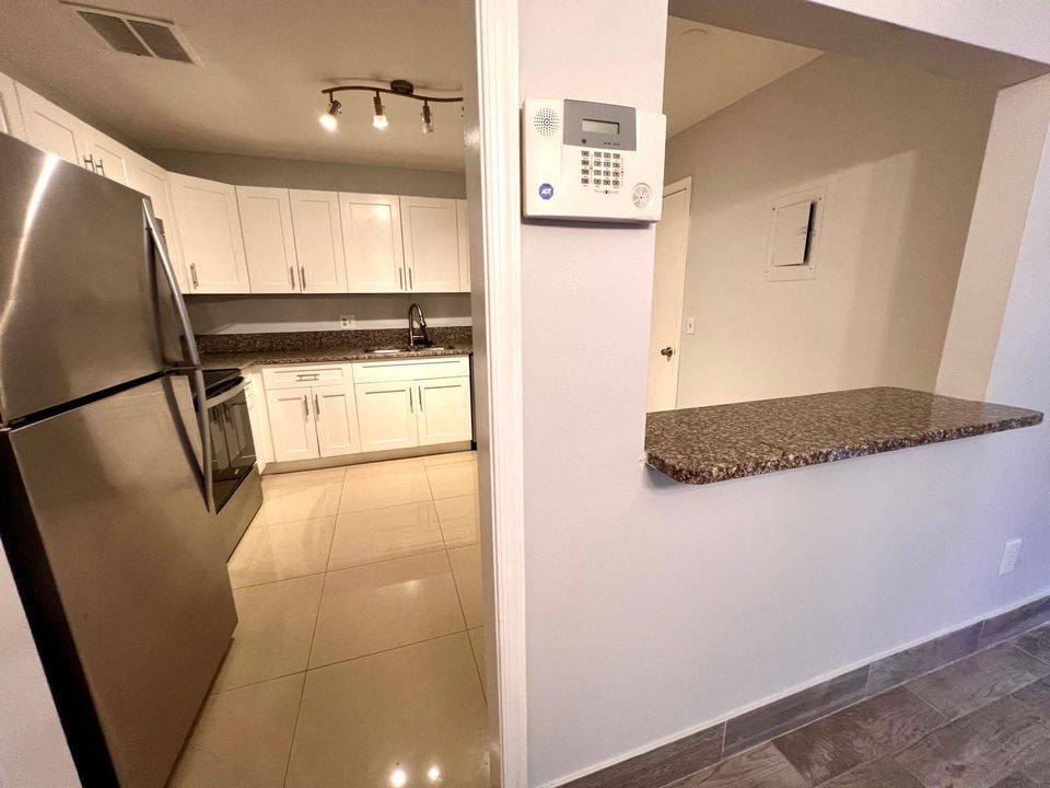 For Rent: $1,150 (1 beds, 1 baths, 1243 Square Feet)