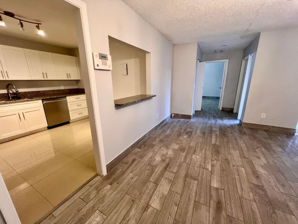 For Rent: $1,150 (1 beds, 1 baths, 1243 Square Feet)