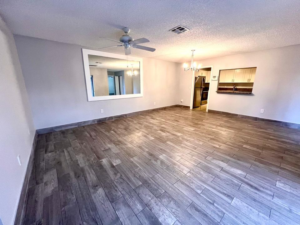 For Rent: $1,150 (1 beds, 1 baths, 1243 Square Feet)