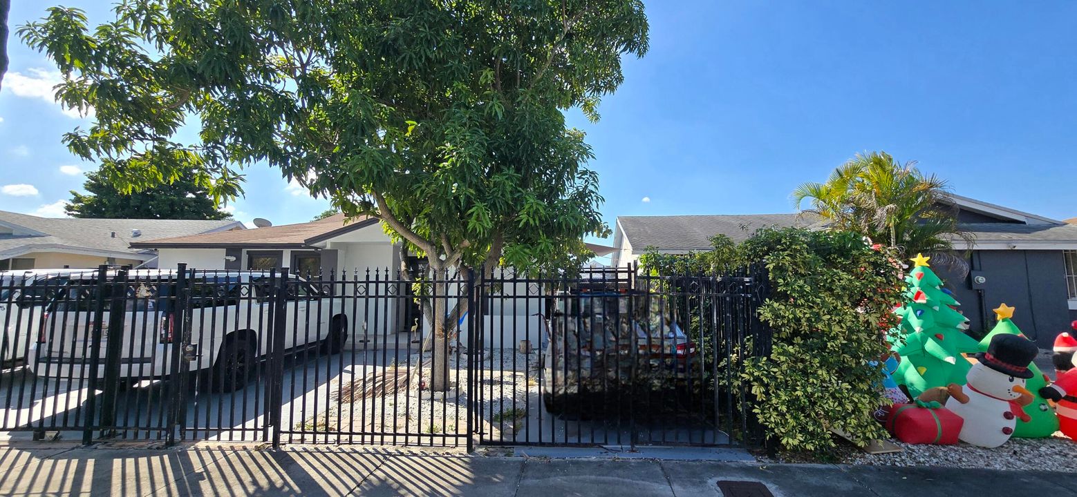 For Sale: $550,000 (4 beds, 3 baths, 1125 Square Feet)