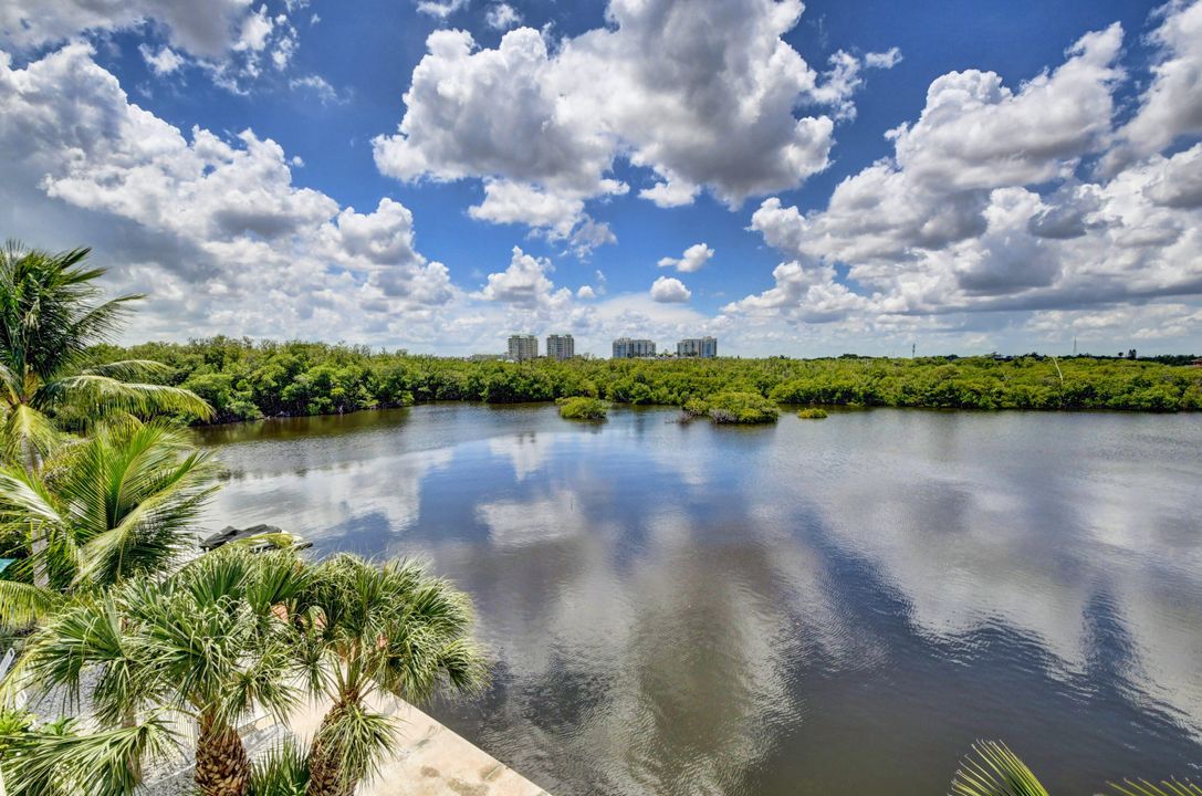 For Sale: $890,000 (2 beds, 2 baths, 1019 Square Feet)