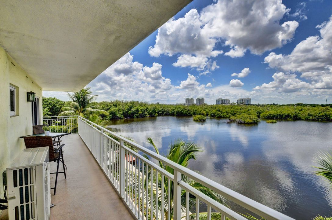 For Sale: $890,000 (2 beds, 2 baths, 1019 Square Feet)