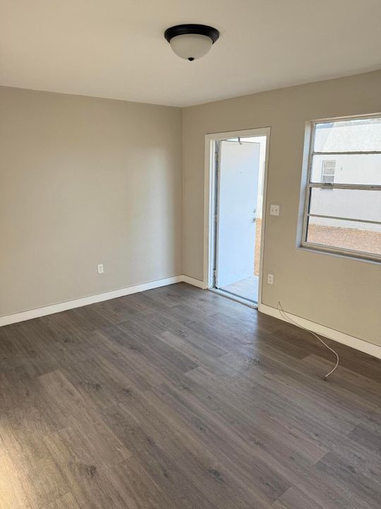 For Rent: $1,100 (2 beds, 1 baths, 5056 Square Feet)