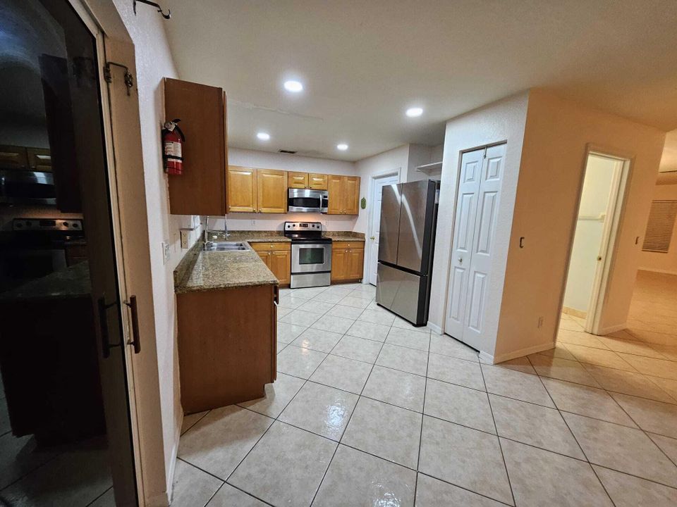 For Rent: $3,000 (4 beds, 2 baths, 2575 Square Feet)