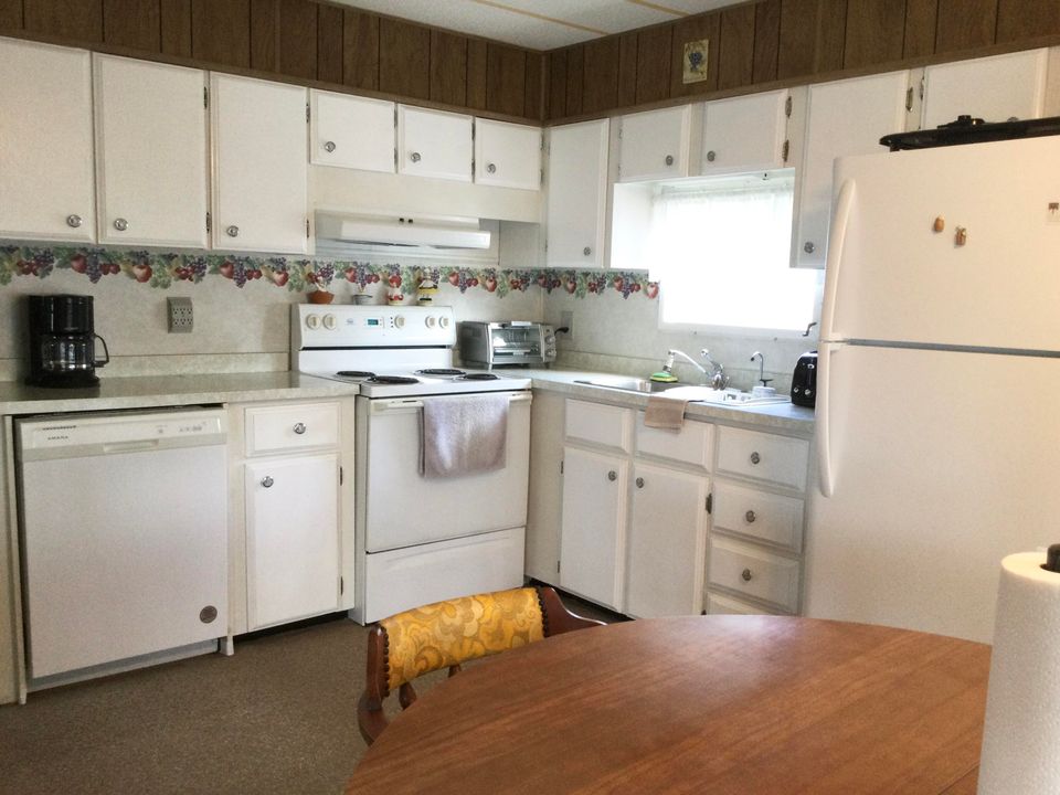 For Sale: $65,000 (2 beds, 1 baths, 959 Square Feet)