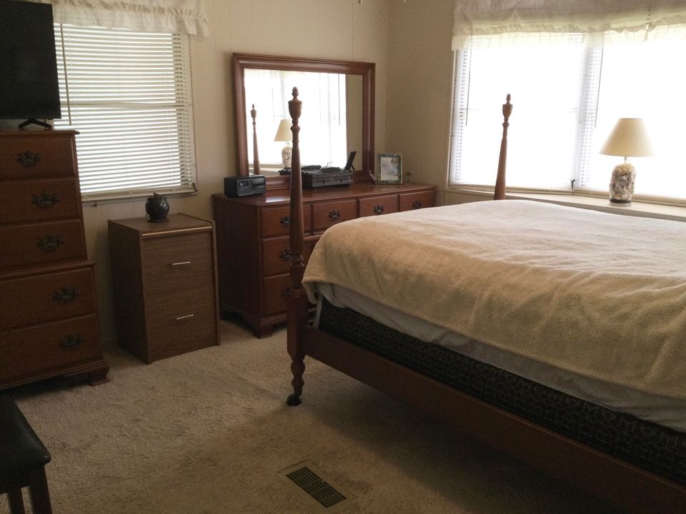 For Sale: $65,000 (2 beds, 1 baths, 959 Square Feet)