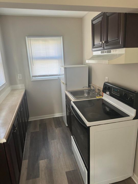 For Rent: $1,400 (2 beds, 5 baths, 2400 Square Feet)