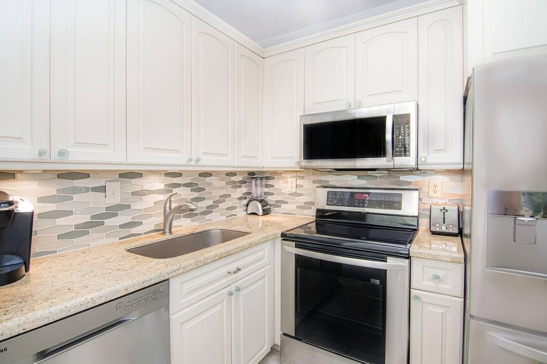 For Sale: $499,000 (2 beds, 2 baths, 925 Square Feet)