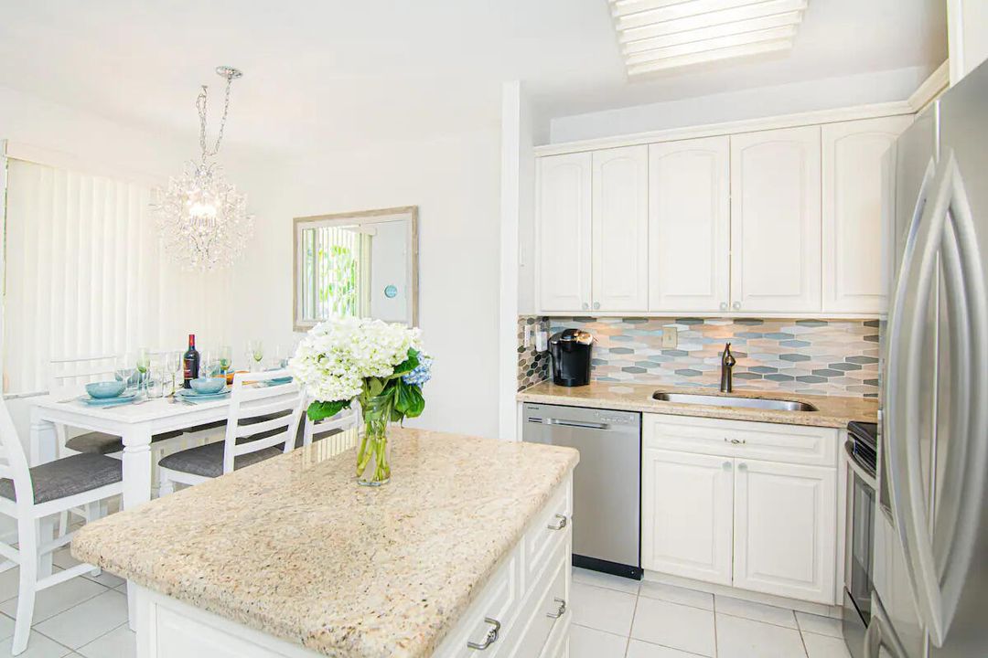 For Sale: $499,000 (2 beds, 2 baths, 925 Square Feet)