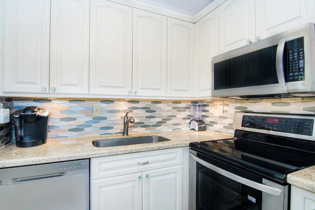 For Sale: $499,000 (2 beds, 2 baths, 925 Square Feet)