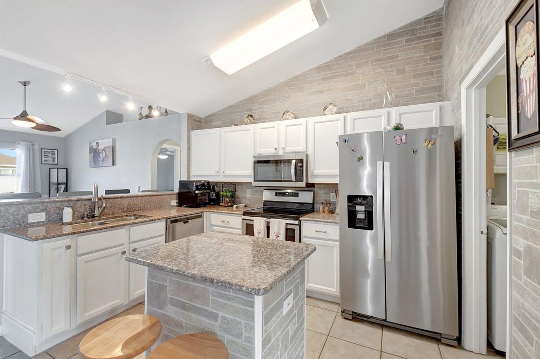 For Sale: $449,900 (3 beds, 2 baths, 1564 Square Feet)