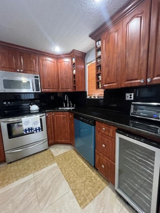 For Sale: $239,900 (2 beds, 2 baths, 900 Square Feet)