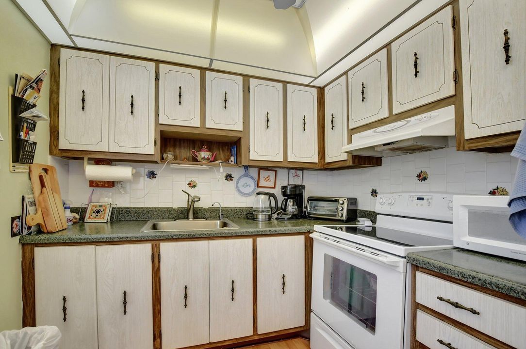 For Sale: $169,000 (2 beds, 2 baths, 907 Square Feet)