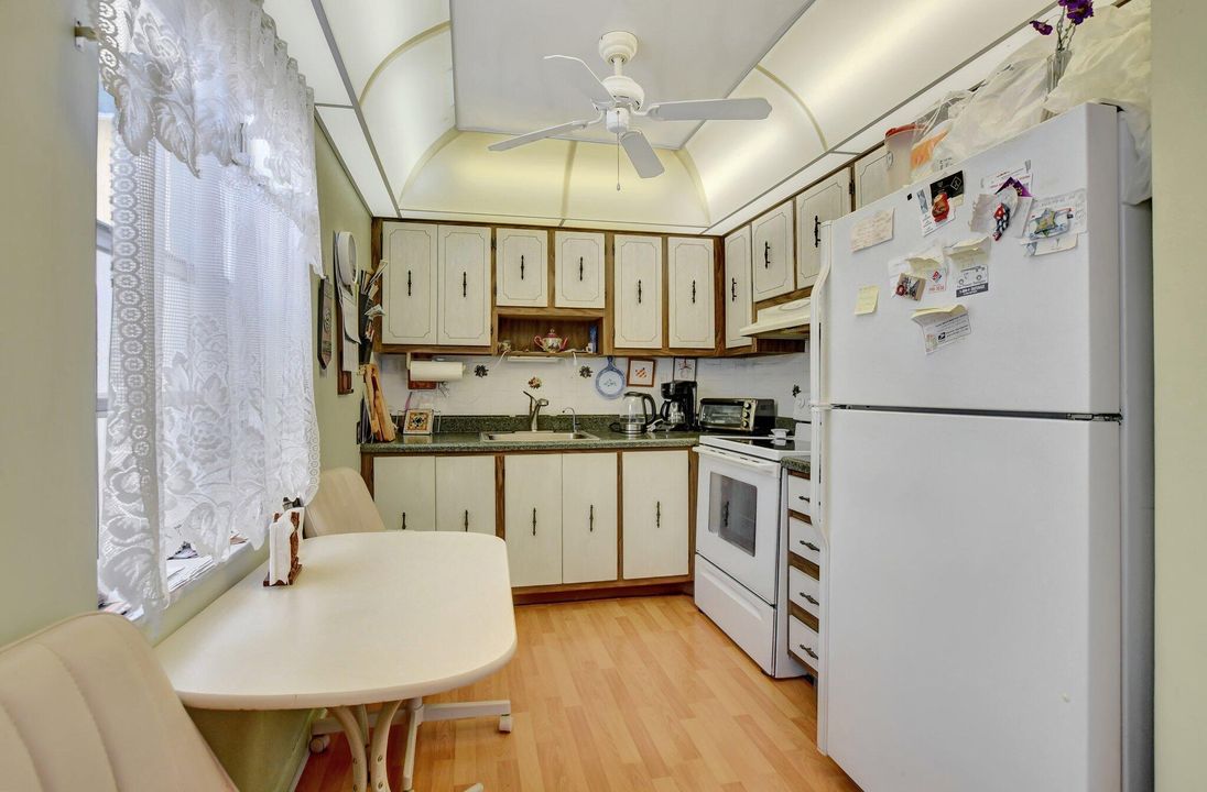 For Sale: $169,000 (2 beds, 2 baths, 907 Square Feet)