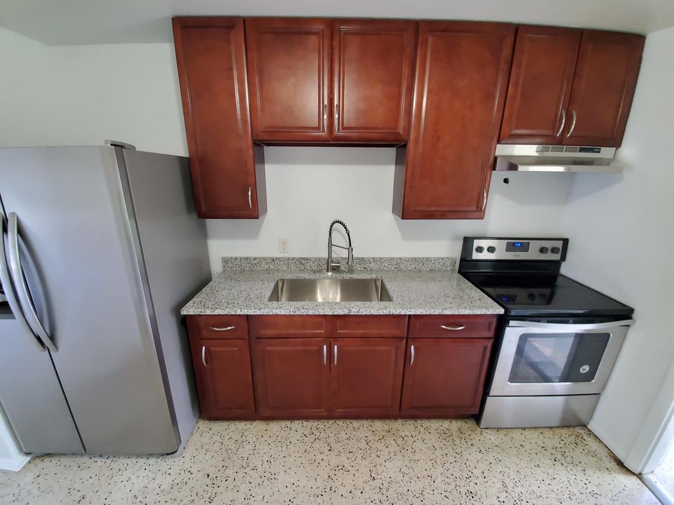 For Rent: $1,550 (2 beds, 1 baths, 837 Square Feet)