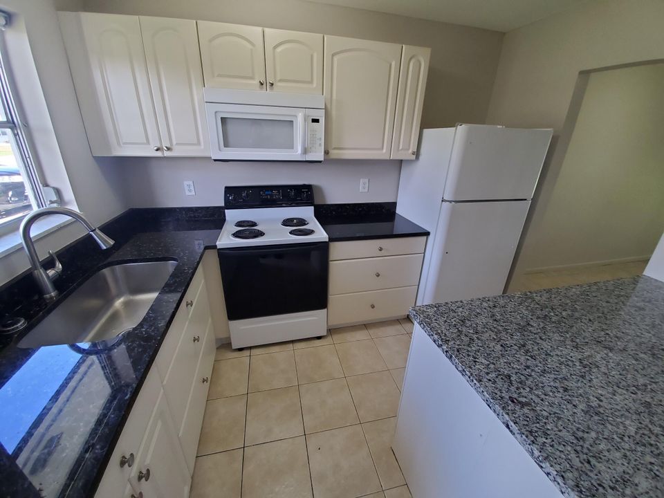 For Rent: $2,100 (2 beds, 1 baths, 1552 Square Feet)