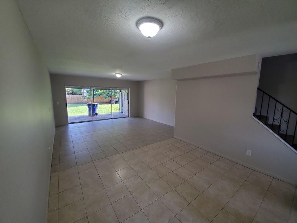 For Rent: $2,100 (2 beds, 1 baths, 1552 Square Feet)