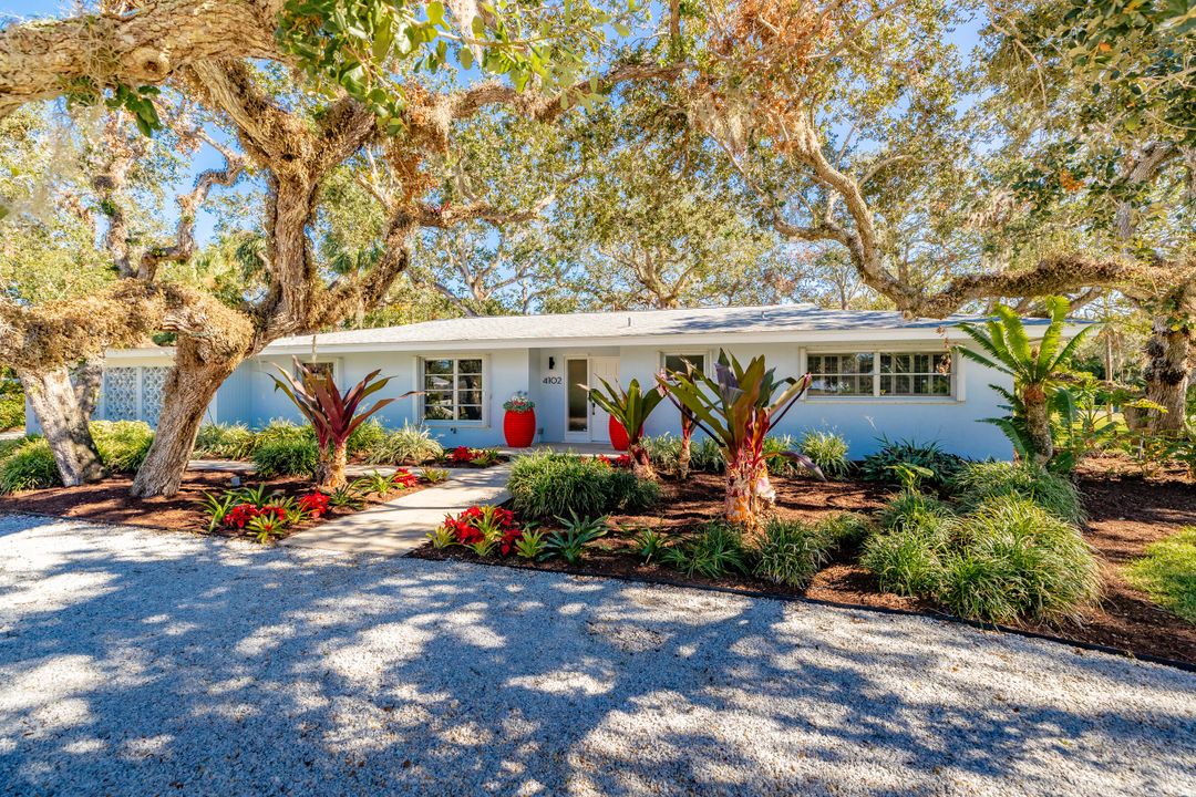 For Sale: $1,200,000 (3 beds, 2 baths, 2116 Square Feet)