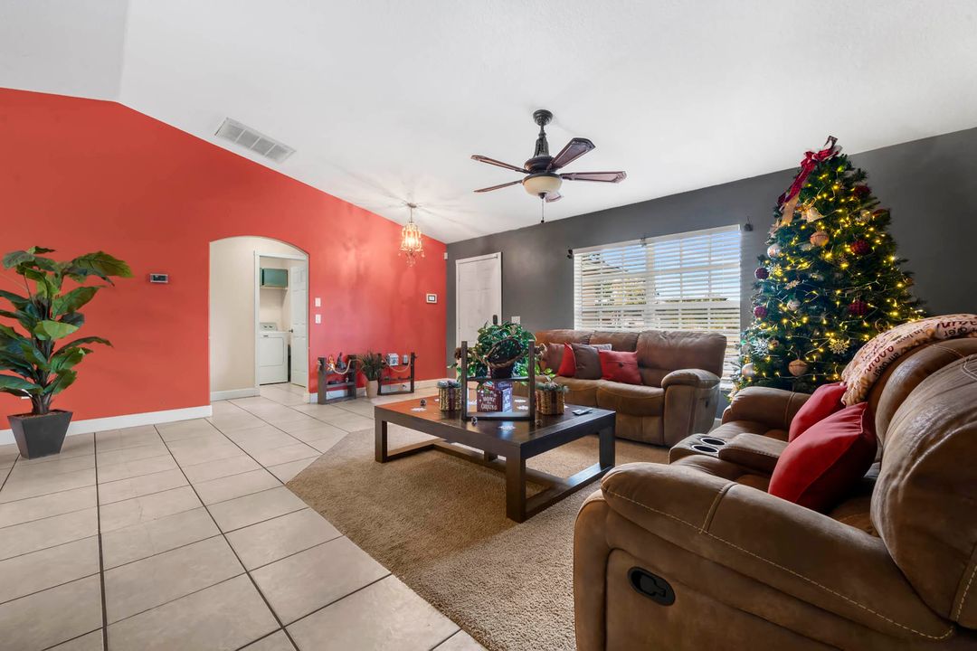 For Sale: $299,500 (3 beds, 2 baths, 1371 Square Feet)