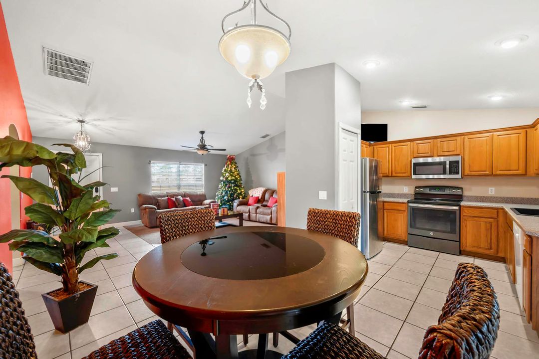 For Sale: $299,500 (3 beds, 2 baths, 1371 Square Feet)