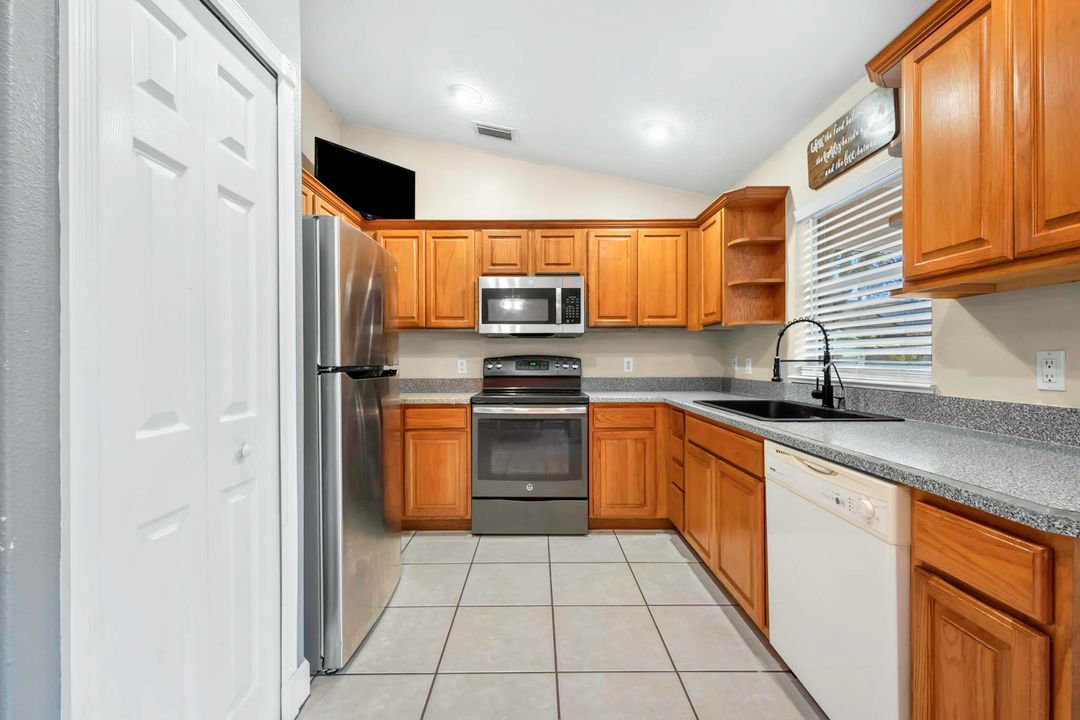 For Sale: $299,500 (3 beds, 2 baths, 1371 Square Feet)