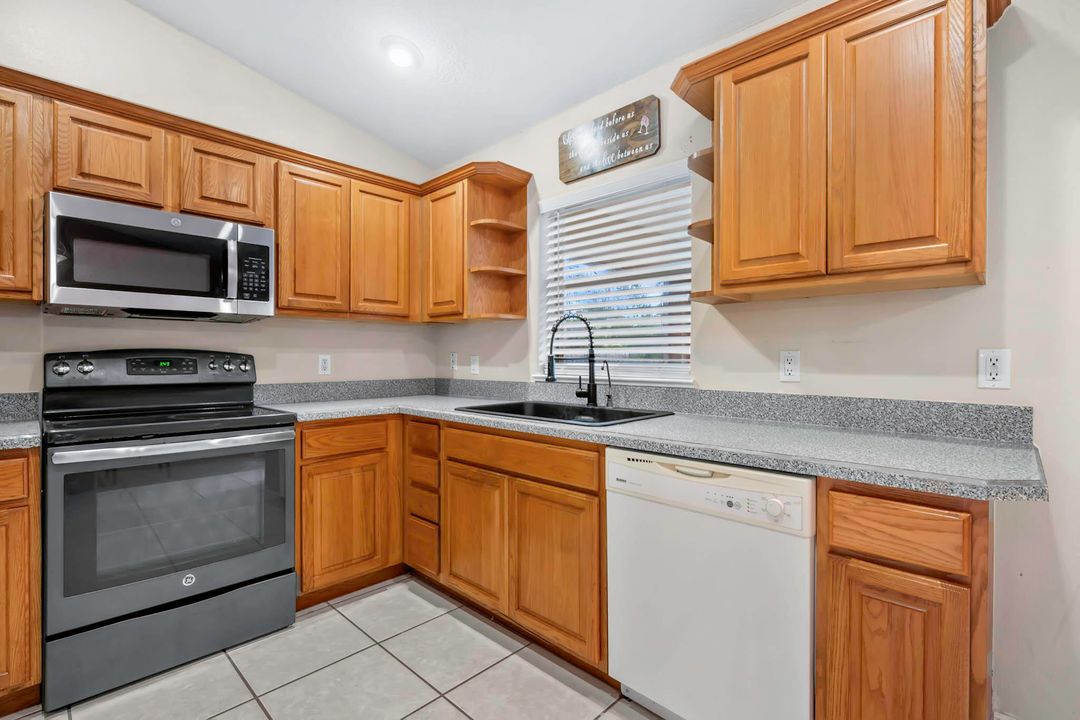 For Sale: $299,500 (3 beds, 2 baths, 1371 Square Feet)