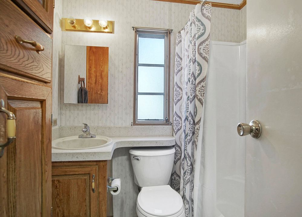 For Sale: $324,000 (2 beds, 1 baths, 911 Square Feet)