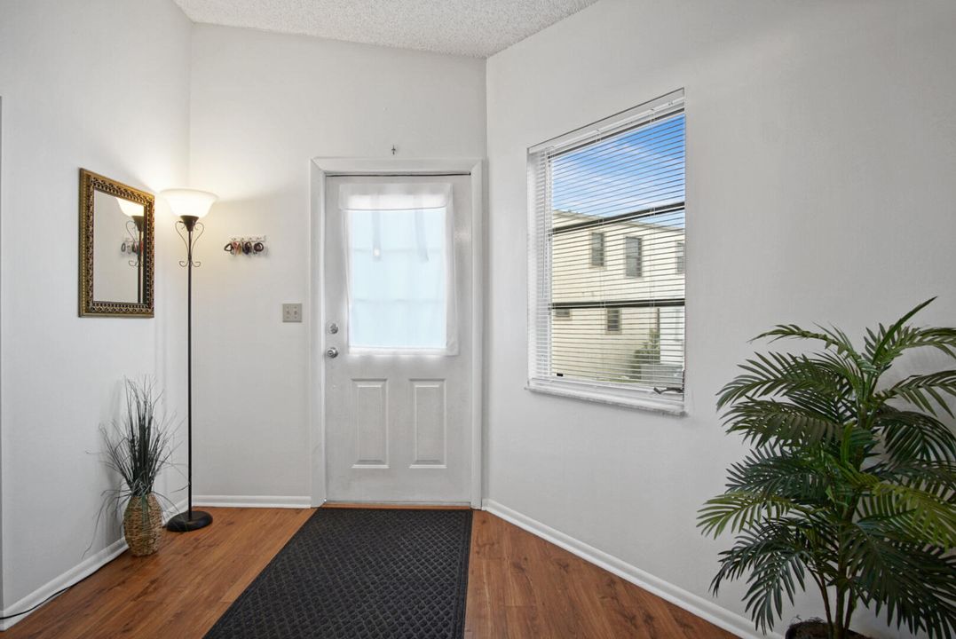 For Sale: $324,000 (2 beds, 1 baths, 911 Square Feet)