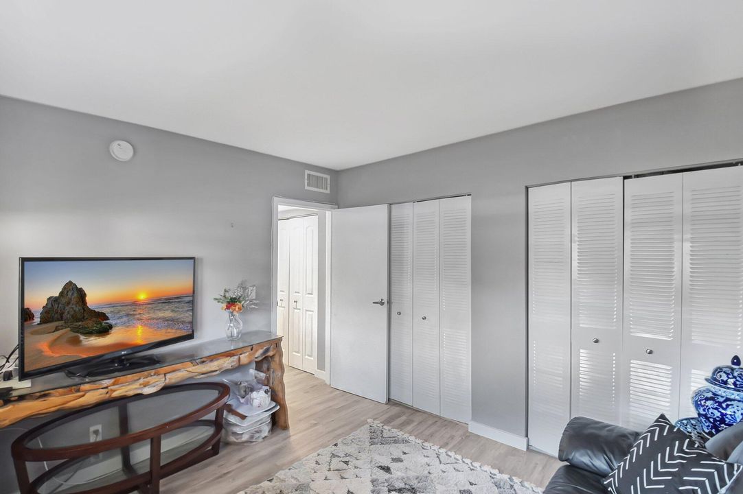 For Sale: $250,000 (2 beds, 2 baths, 920 Square Feet)